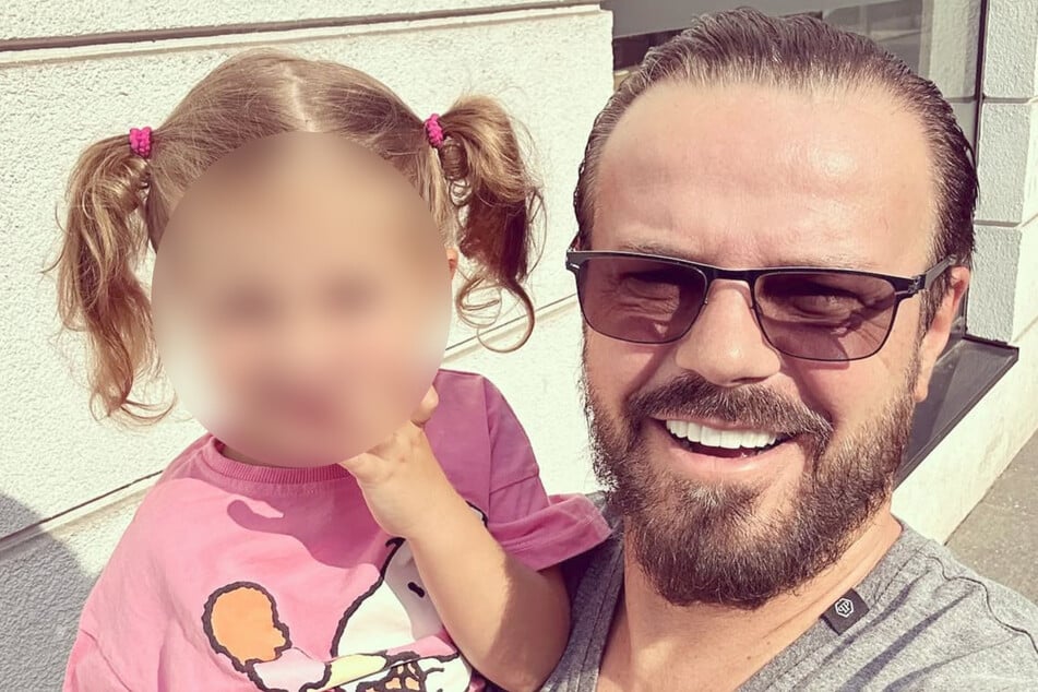 Der Promi-Manager muss nun stark für seine kleine Tochter sein.