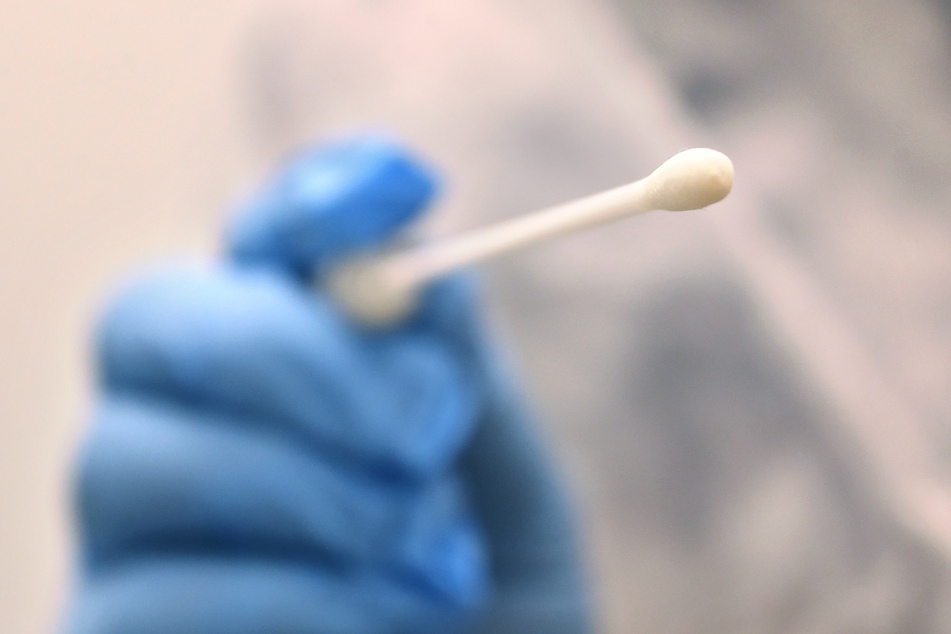 Die Teilnehmer des Corona-Gipfels einigten sich auf eine Testpflicht für Innenräume ab einer Inzidenz von 35. Ausgenommen sind Geimpfte und Genesene.