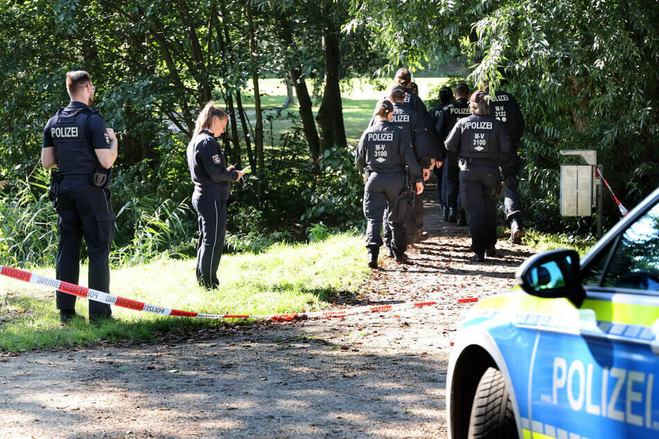 Polizisten durchkämmen das Gebiet, in dem die Leiche des Jungen (†6) gefunden wurde.