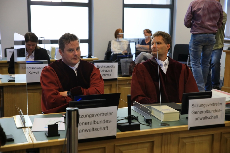 Staatsanwalt Stefan Schmidt und Bundesanwalt Kai Lohse warten auf den Prozessbeginn.