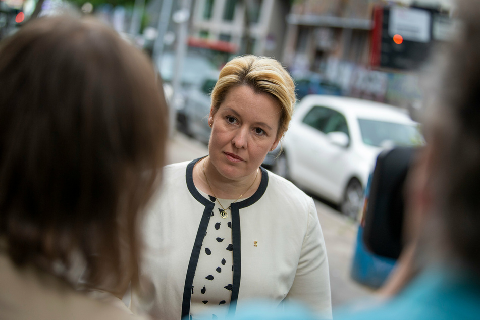 Berlins Regierende Bürgermeisterin Franziska Giffey (44, SPD) zeigt sich nach dem Zwischenfall schwer betroffen.