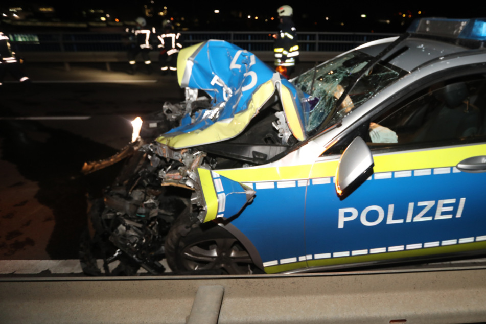 Das Polizeiauto wurde massiv beschädigt.