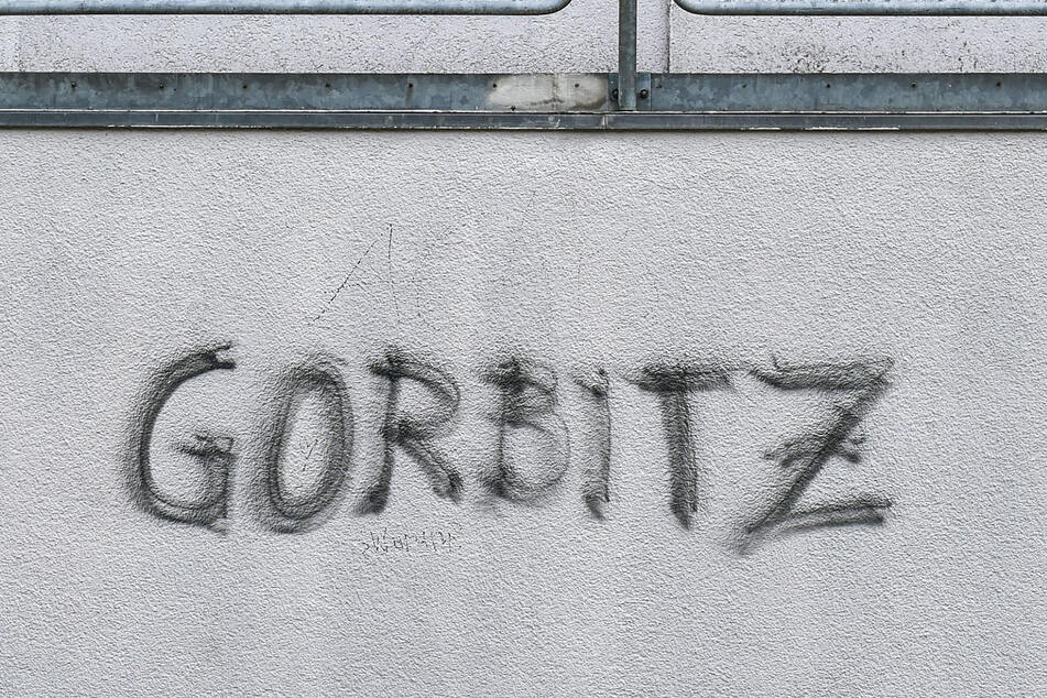 Am Omsewitzer Ring in Gorbitz konnten zwei 12-jährige Jungen vor drei Unbekannten flüchten, bevor sie ausgeraubt werden konnten.