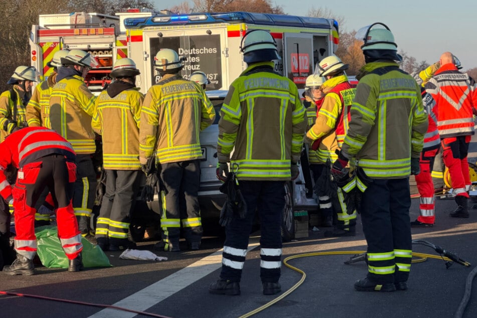 Die Feuerwehr musste die Frau mit schwerem Gerät aus dem Wrack befreien.