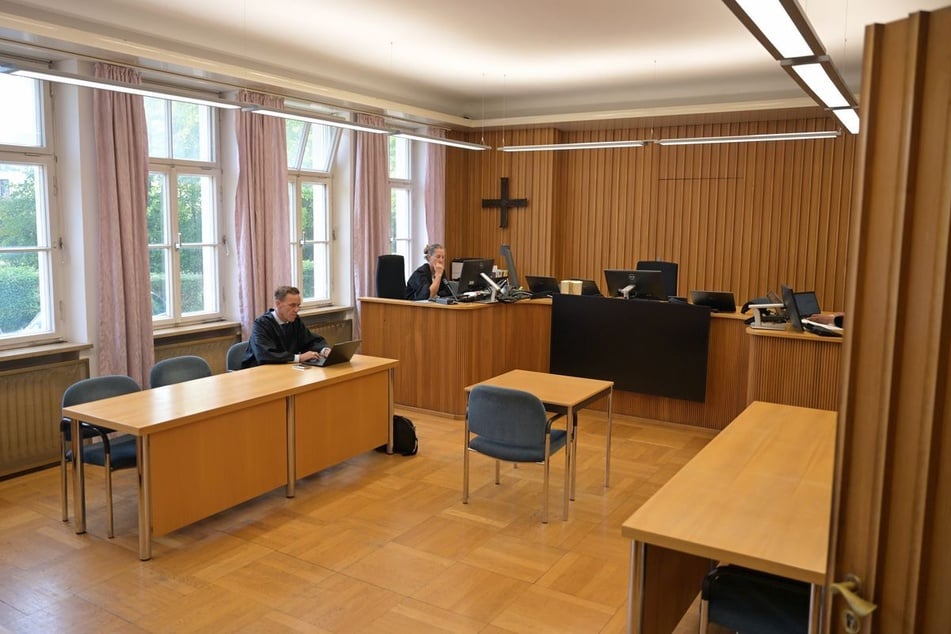 Marcus Becker (l.), Anwalt im Prozess gegen einen früheren Bürgermeister, der seine Sekretärin bespitzelt hat, wartet im Gericht auf den Prozessbeginn.