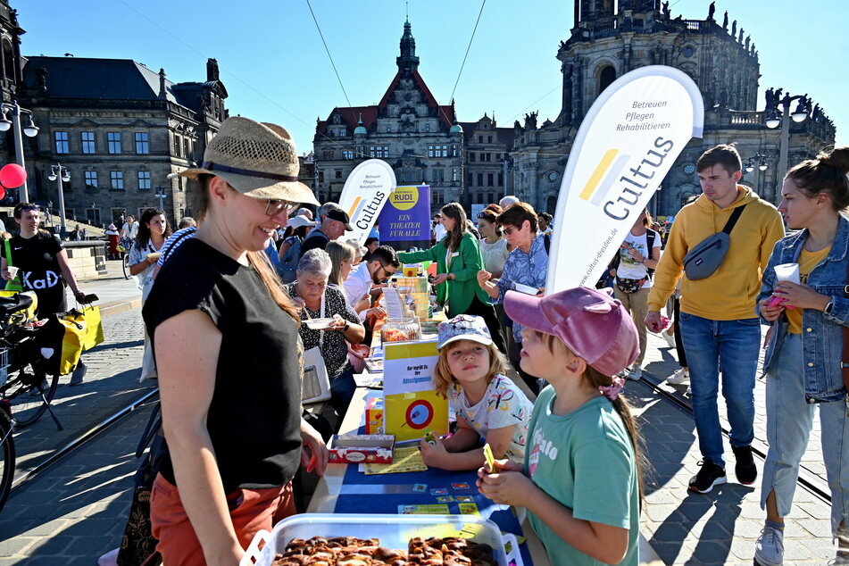 Dresden: Darum standen heute 270 Tische auf der Augustusbrücke
