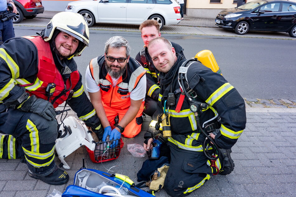 Sanitäter und Feuerwehr retteten eine Katze mit Erster Hilfe.