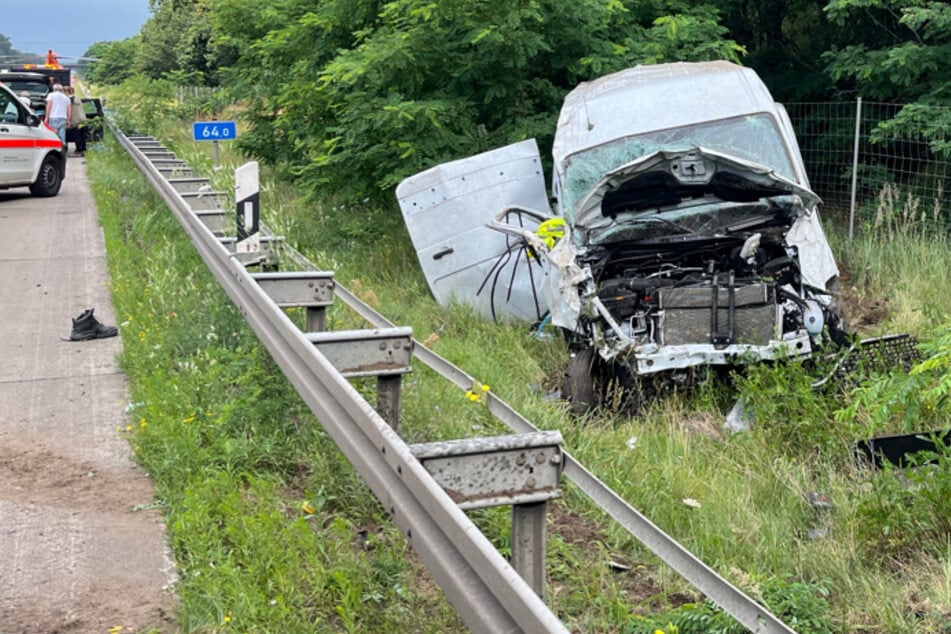Unfall A2: Kleintransporter schleudert über die A2: Zwei Schwerverletzte!