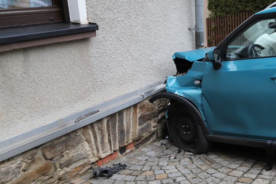 Auto kracht gegen Hauswand: Fahrerin im Krankenhaus